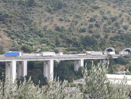 Due piccoli incidenti e la rimozione di un mezzo pesante: fino a 9 km di coda sulla A10 tra Sanremo e Arma (Foto) Due piccoli incidenti e la rimozione di un mezzo pesante: fino a 9 km di coda sulla A10 tra Sanremo e Arma (Foto)