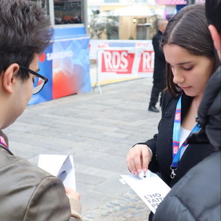 Festival di Sanremo: gli studenti del Liceo Cassini ieri insieme a Rdsnetx in piazza Muccioli (Foto)