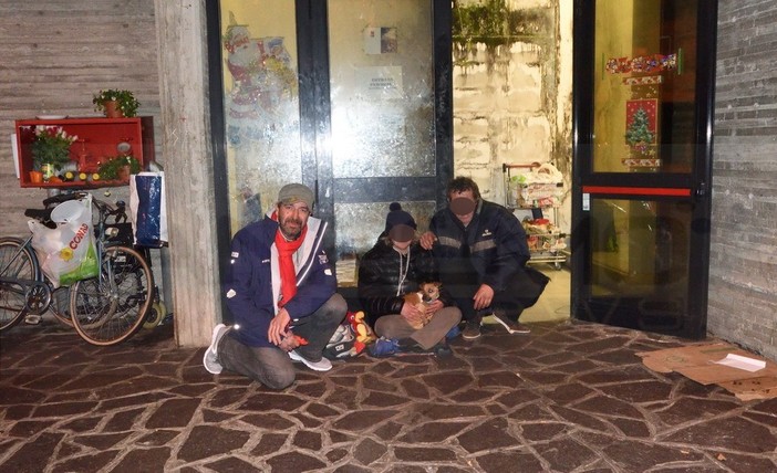 Sanremo: 4 clochard dormono sempre sulle scale della stazione, Amministrazione comunale vicina alla soluzione (Foto e Video)