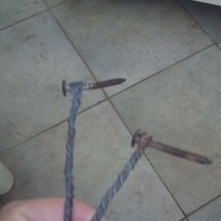 Sanremo: in Strada Borgo gomme bucate da chiodi dislocati lungo la carreggiata, solo un caso?