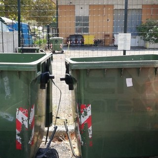 Ventimiglia: miasmi dai cassonetti dell'immondizia a Roverino, la protesta del Comitato (Foto)