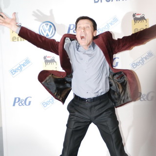 Festival di Sanremo 2012: dopo i problemi della 'prima' un 'Tapiro' gigante per Gianni Morandi