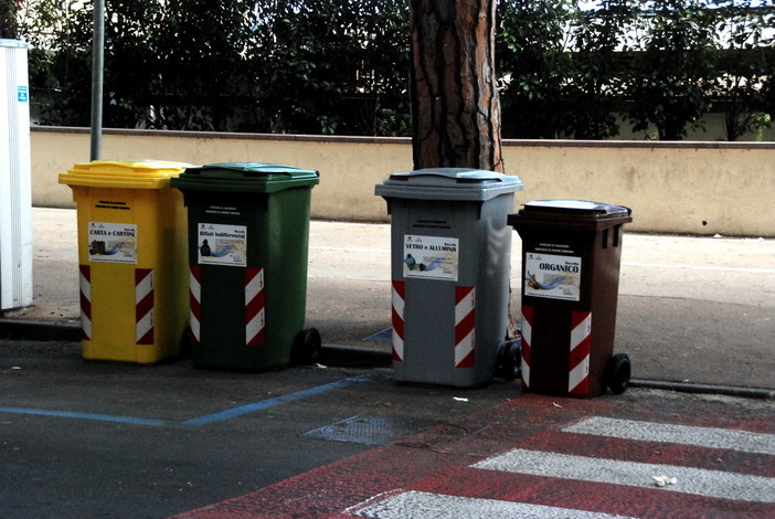 Regione: differenziata e riciclo dei rifiuti, ai Comuni saranno chieste azioni per arrivare al 45% nel 2016 Regione: differenziata e riciclo dei rifiuti, ai Comuni saranno chieste azioni per arrivare al 45% nel 2016