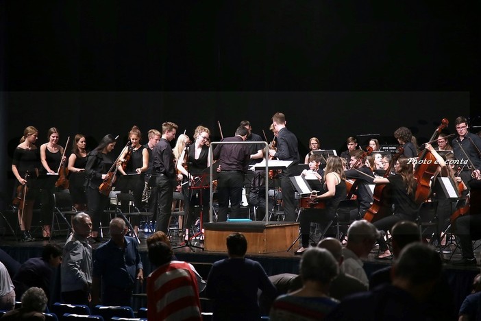Al Palazzo del Parco sei minuti di applausi all’Orchestra della Scuola di Neckarsulm gemellata con Bordighera (Foto e Video) Al Palazzo del Parco sei minuti di applausi all’Orchestra della Scuola di Neckarsulm gemellata con Bordighera (Foto e Video)