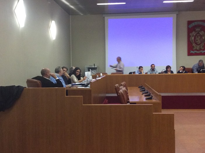 Sale giochi: via libera da quasi tutto il Consiglio di Ventimiglia al nuovo regolamento più stringente, fronte unito di maggioranza e minoranza sulla materia