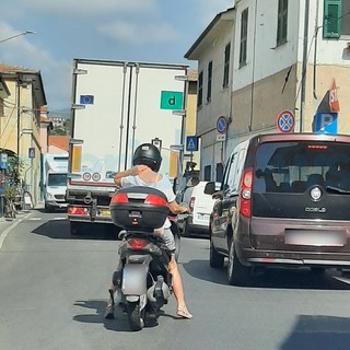 Imperia: lunghe code e ingorghi stradali ogni giorno a Caramagna, la protesta di un lettore (Foto)