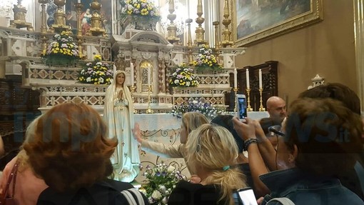 Grande partecipazione di fedeli negli ultimi giorni ad Imperia per l'arrivo della Madonna di Fatima Pellegrina (Foto) Grande partecipazione di fedeli negli ultimi giorni ad Imperia per l'arrivo della Madonna di Fatima Pellegrina (Foto)