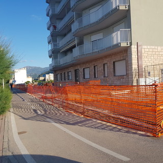 Vallecrosia: cittadini ‘ingabbiati’ dal cantiere sul lungomare Marconi, Perri “Chiesto un incontro urgente” Vallecrosia: cittadini ‘ingabbiati’ dal cantiere sul lungomare Marconi, Perri “Chiesto un incontro urgente”