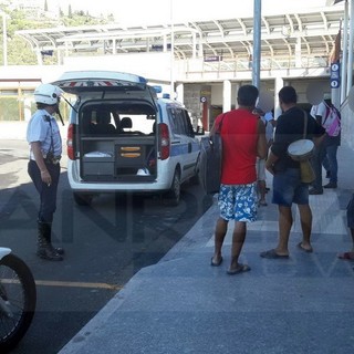 Diano Marina: 'tolleranza zero' contro i migranti che chiedono le elemosine, un punto di controllo sotto la stazione dei treni (Foto) Diano Marina: 'tolleranza zero' contro i migranti che chiedono le elemosine, un punto di controllo sotto la stazione dei treni (Foto)