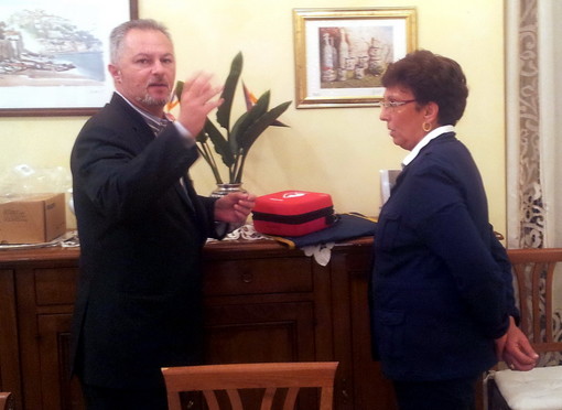 Imperia: consegnato martedì scorso un defibrillatore al Settore Educazione Fisica del Provveditorato agli Studi di Imperia Imperia: consegnato martedì scorso un defibrillatore al Settore Educazione Fisica del Provveditorato agli Studi di Imperia