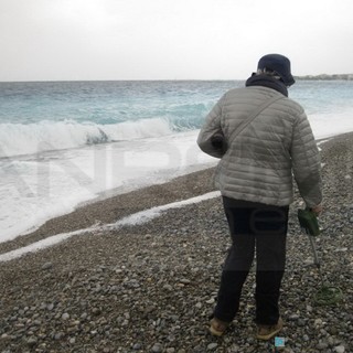 Non è il Far West, ma la spiaggia di Nizza: una mattina con i 'cercatori d'oro' sull'arenile della Còte