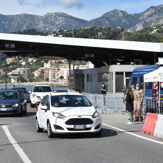 Ventimiglia: dopo la chiusura di venerdì scorso per la mareggiata riaperto Ponte San Ludovico Ventimiglia: dopo la chiusura di venerdì scorso per la mareggiata riaperto Ponte San Ludovico