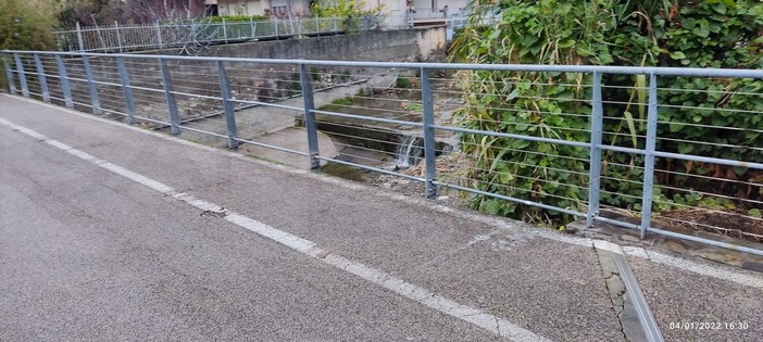Sanremo: stato di degrado sulla ciclabile a San Martino, lettore &quot;Rischio per chi transita in bici&quot; (Foto)