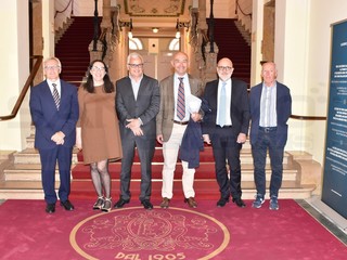 Il vecchio e il nuovo Cda con il Sindaco Mager