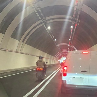Controlli rafforzati al confine francese, lunghe code a Ponte San Ludovico: disagi per i frontalieri Controlli rafforzati al confine francese, lunghe code a Ponte San Ludovico: disagi per i frontalieri