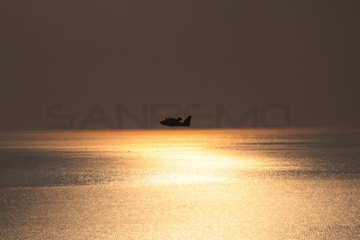 Il Canadair in azione stamattina Il Canadair in azione stamattina