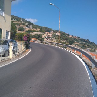 Curve cieche sulla strada per Cipressa, un lettore chiede l'allargamento della carreggiata
