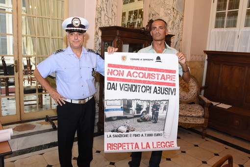 Sanremo: "Non acquistare da venditori abusivi", scatta la campagna contro la vendita di griffes fasulle (Video) Sanremo: "Non acquistare da venditori abusivi", scatta la campagna contro la vendita di griffes fasulle (Video)