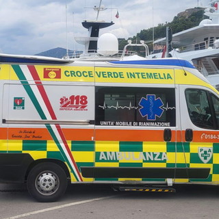 Ventimiglia: banchetto della Croce Verde Intemelia per la Festa della Mamma davanti alla Parrocchia di Sant’Agostino