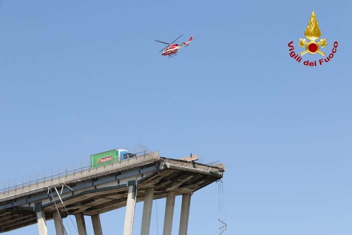 Un'immagine emblematica del crollo del ponte “Morandi” Un'immagine emblematica del crollo del ponte “Morandi”