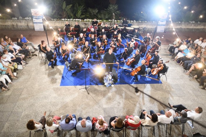 Sanremo: grande successo di pubblico ieri sera a Villa Ormond per l'Orchestra Sinfonica (Foto e Video) Sanremo: grande successo di pubblico ieri sera a Villa Ormond per l'Orchestra Sinfonica (Foto e Video)