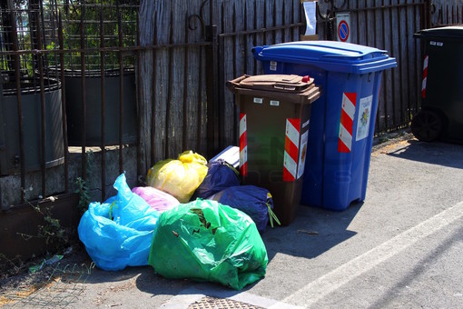 Sanremo: il sacchetto anonimo è la nuova strategia dei "furbetti" della differenziata, ma non basta per evitare le sanzioni Sanremo: il sacchetto anonimo è la nuova strategia dei "furbetti" della differenziata, ma non basta per evitare le sanzioni