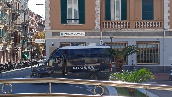 Ventimiglia, servizio di controllo del territorio con polizia e carabinieri: identificati molti migranti (Foto) Ventimiglia, servizio di controllo del territorio con polizia e carabinieri: identificati molti migranti (Foto)