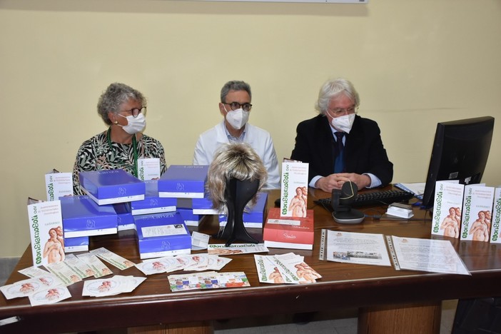 Sanremo: dieci parrucche dall'associazione 'Non siamo soli' per il reparto oncologico dell'ospedale 'Borea' (Foto e Video) Sanremo: dieci parrucche dall'associazione 'Non siamo soli' per il reparto oncologico dell'ospedale 'Borea' (Foto e Video)