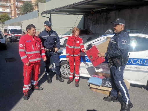 Donazione solidale a Sanremo: la polizia locale consegna felpe alla Croce Rossa per famiglie in difficoltà  (Foto)