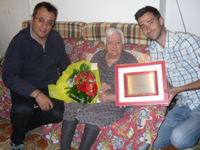 Diano Marina: il 21 maggio ha compiuto 100 anni, ieri ha ricevuto una targa ed un mazzo di fiori Diano Marina: il 21 maggio ha compiuto 100 anni, ieri ha ricevuto una targa ed un mazzo di fiori