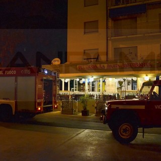 Arma di Taggia: fumo da una canna fumaria in piazza Marinella, intervento dei Vigili del Fuoco