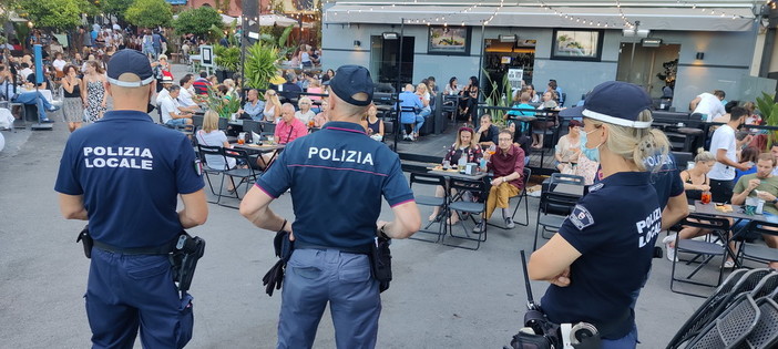 Sanremo: allargamento abusivo di tavoli e sedie nei dehors, dall'inizio di luglio 48 multe nel centro Sanremo: allargamento abusivo di tavoli e sedie nei dehors, dall'inizio di luglio 48 multe nel centro