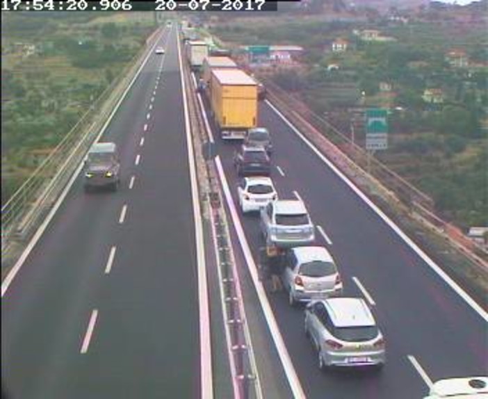 Furgone in fiamme sulla A10 tra Ventimiglia e Bordighera: autostrada chiusa ed uscita obbligatoria Furgone in fiamme sulla A10 tra Ventimiglia e Bordighera: autostrada chiusa ed uscita obbligatoria