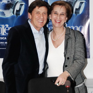 Gianni Morandi insieme al vicesindaco Claudia Lolli Gianni Morandi insieme al vicesindaco Claudia Lolli