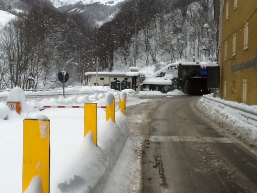 Tir fermo 500 metri prima del tunnel sul colle di Tenda: statale 20 chiusa e continua a nevicare