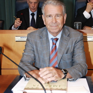 Il consigliere Adolfo, sotto Il palazzo ex sede della Banca d'Italia a Porto Maurizio