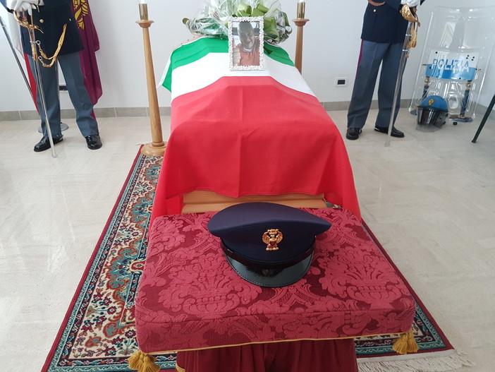 Albenga: allestita presso la sede della Polizia Stradale la camera ardente per l'agente Diego Turra (Foto e Video)