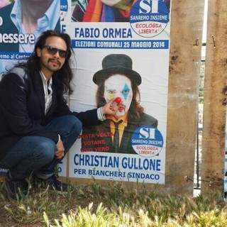 Christian Gullone vicino al suo manifesto elettorale
