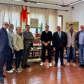 Cultura, memoria, sport e storia: prestigiose collane librarie donate alla biblioteca civica di Dolceacqua (Foto) Cultura, memoria, sport e storia: prestigiose collane librarie donate alla biblioteca civica di Dolceacqua (Foto)