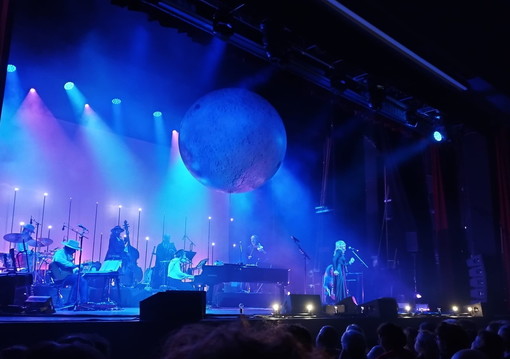 La cantautrice di Lingueglietta Chiara Ragnini sul palco a Genova con Vinicio Capossela La cantautrice di Lingueglietta Chiara Ragnini sul palco a Genova con Vinicio Capossela