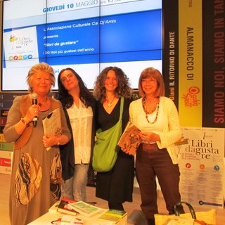 La presidente Claudia Ferraresi con alcune autrici durante la presentazione al Salone del Libro di Torino