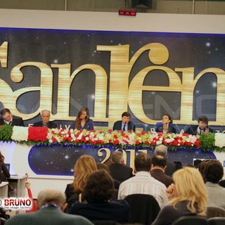 Festival di Sanremo 2011: con le canzoni storiche, stasera la nostra storia incontra la solidarietà Festival di Sanremo 2011: con le canzoni storiche, stasera la nostra storia incontra la solidarietà