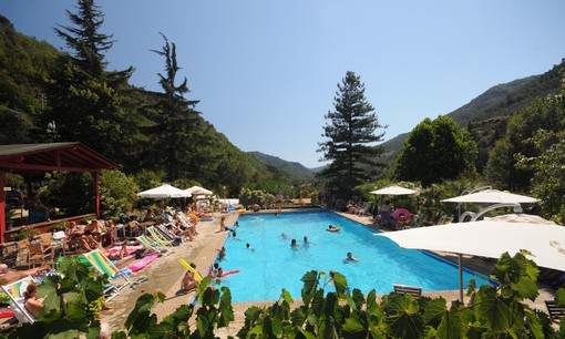Camping Delle Rose ad Isolabona: la piscina aperta al pubblico è un successo!