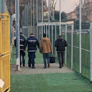 L'arbitro scortato dalla Polizia L'arbitro scortato dalla Polizia