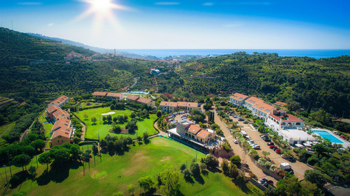 Ferragosto tra piscina e mare: doppio appuntamento al Castellaro Golf Resort e all’Aregai Marina
