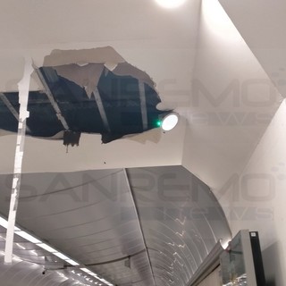 Sanremo: crolla il controsoffitto all'ingresso della stazione ferroviaria, per fortuna nessun ferito (Foto)