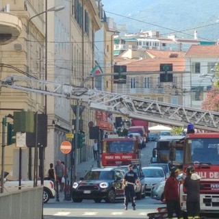 Sanremo: cornicioni pericolanti dall'ufficio postale, intervento dei Vigili del Fuoco e Municipale (Foto)