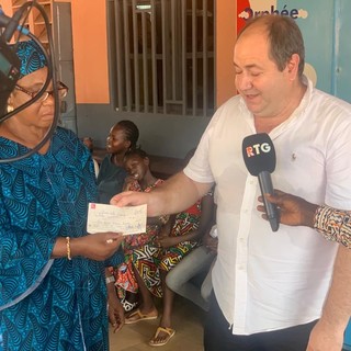 L'associazione umanitaria 'Martini' ha consegnato 5.000 euro per garantire la scolarizzazione in Guinea (Video) L'associazione umanitaria 'Martini' ha consegnato 5.000 euro per garantire la scolarizzazione in Guinea (Video)
