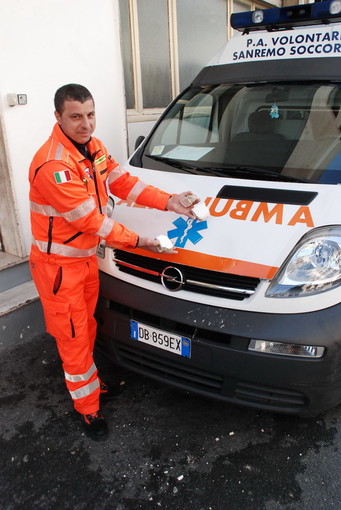 Sanremo: cornicione cade su un'ambulanza di Sanremo Soccorso, altri cornicioni pericolanti in via Goethe