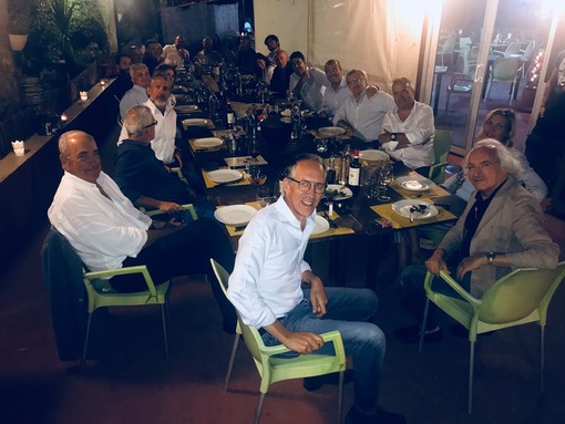 Le immagini della cena postate su Facebook Le immagini della cena postate su Facebook